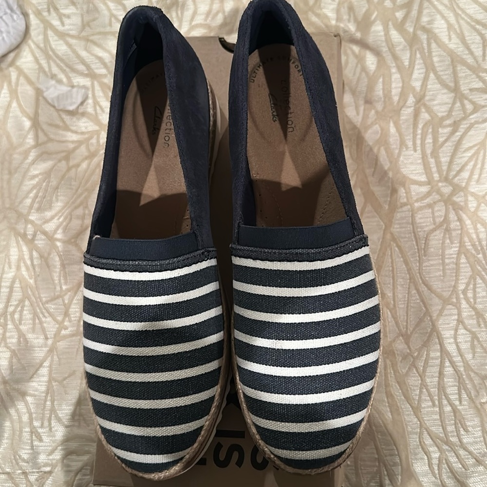 Clark's collection size 8 navy blue white and brown shoe